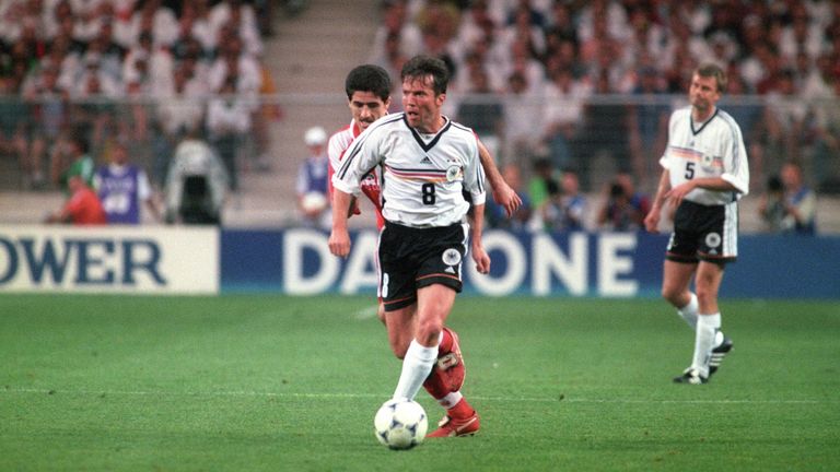 Und natürlich darf auch Rekordnationalspieler Lothar Matthäus nicht fehlen. Der heutige Sky Experte verletzt sich 1995 schwer an der Achillessehne, ist im fortgeschrittenen Alter von 34 Jahren von zahlreichen Experten bereits abgeschrieben worden.