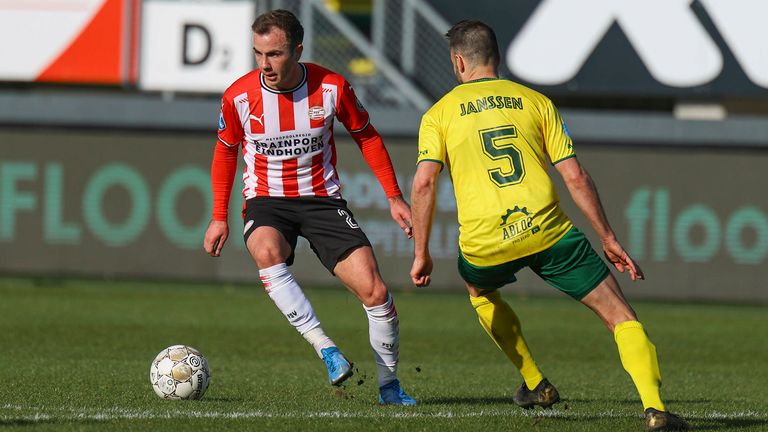 Mario Götze (l.) fährt mit PSV Eindhoven einen Sieg gegen Fortuna Sittard ein. 