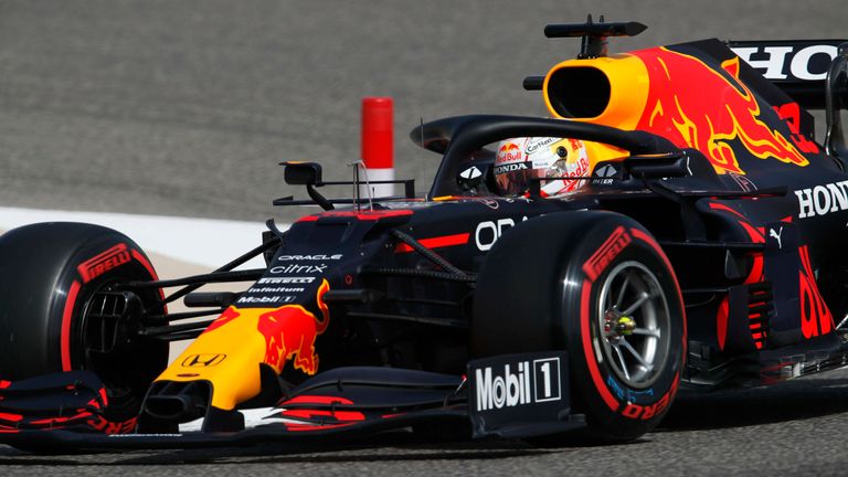 Max Verstappen setzt in seinem Red Bull die erste Bestzeit der neuen Saison. 