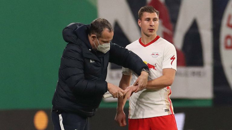 Aufgrund eines Mittelhandbruchs konnte Leipzigs Willi Orban (l.) die Zweikämpfe gegen Wolfsburg-Stürmer Wout Weghorst nicht mehr intensiv genug führen.