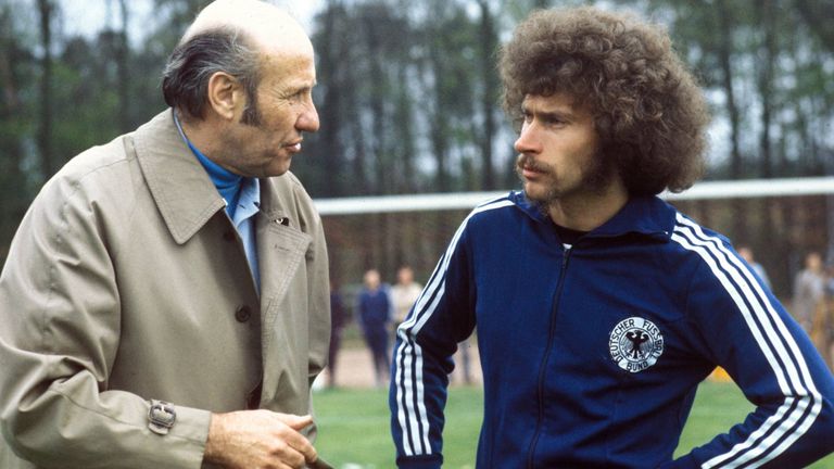 Paul Breitner hat sich immer wieder mit Bundestrainer Helmut Schön in die Wolle bekommen. Ein Wechsel zu Real Madrid bringt das Fass zum überlaufen. Schön nervt, dass die Königlichen jede Nominierung erst absegnen müssen.  1975 kommt es zum Bruch.