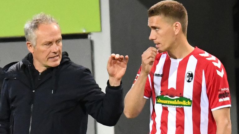 Christian Streich fordert Stürmer Nils Petersen.