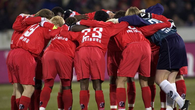 4: SC Freiburg. Saison 2004/05. 3 Siege, 9 Unentschieden und 22 Niederlagen. Tordifferenz: -45. 18 Punkte. Tabellenplatz 18.