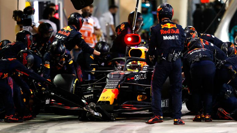 Platz 2: Red Bull (Sergio Perez) - 2,00 Sekunden (Runde 2) - 18 Punkte