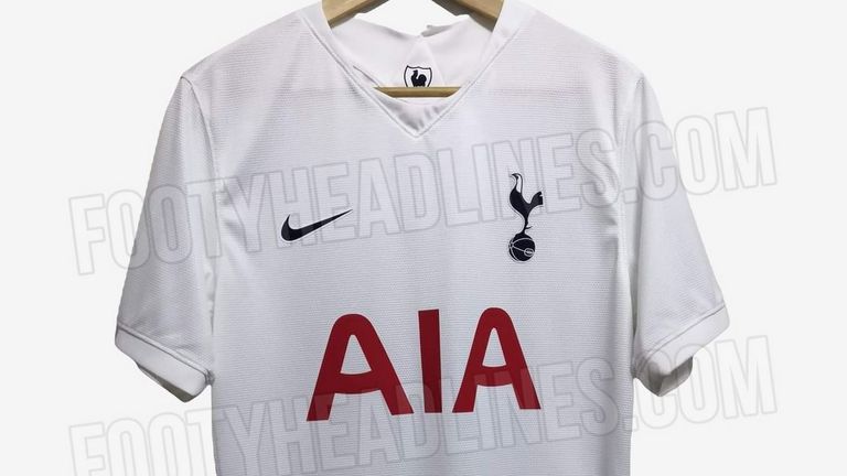 Tottenham Hotspur setzt in der kommenden Spielzeit wieder auf ein komplett weißes Heimtrikot, nachdem es diese Saison auch blaue Element gibt. 2021/22 ist lediglich das Spurs-Logo und der Nike-Swoosh blau. (Quelle: footyheadlines.com)