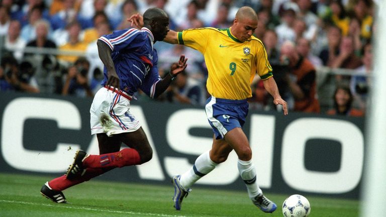 Der brasilianische Superstar Ronaldo wird in seiner Karriere häufig von Verletzungen zurückgeworfen. 2000 reißt er sich die Patellasehne und musste daraufhin 17 Monate pausieren. Seine Karriere ist in Gefahr.