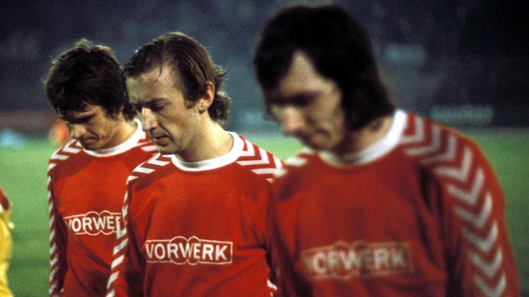 2: Wuppertaler SV. Saison 1974/75. 2 Siege, 8 Unentschieden und 24 Niederlagen. Tordifferenz: -54. 14 Punkte. Tabellenplatz 18.