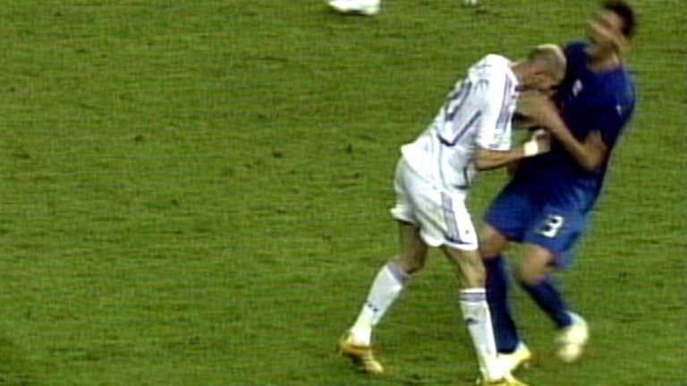 So führt Zidane die Equipe Tricolore bis ins Finale der Weltmeisterschaft in Deutschland, wo er mit seinem Kopfstoß gegen Italiens Marco Materazzi Fußballgeschichte schrieb. Es ist das unrühmliche Ende einer großen Nationalmannschaftskarriere.