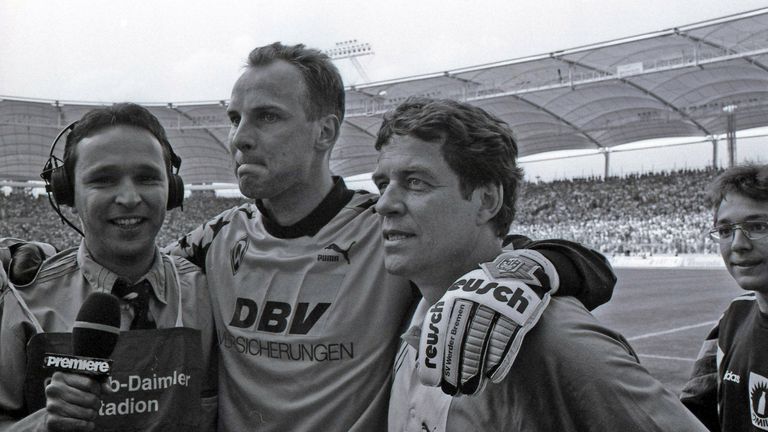 Deutscher Meister werden aber weder Bayern noch Dortmund, sondern Werder Bremen. Otto Rehhagel und Oliver Reck feiern den Titelgewinn, Reporter Christian Sprenger freut sich mit.