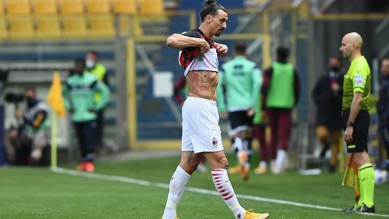 Topstar Zlatan Ibrahimovic muss nach einer Roten Karte vom Platz.