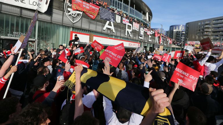 Vor dem Spiel gegen den FC Everton gibt es vor dem Emirates Stadium heftige Proteste der Arsenal-Fans gegen Klubbesitzer Stan Kroenke. Sie fordern den Rücktritt des US-Milliardärs aufgrund der geplanten Beteiligung an der gescheiterten Super League. 