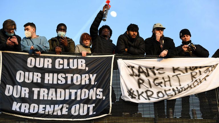 Vor dem Spiel gegen den FC Everton gibt es vor dem Emirates Stadium heftige Proteste der Arsenal-Fans gegen Klubbesitzer Stan Kroenke. Sie fordern den Rücktritt des US-Milliardärs aufgrund der geplanten Beteiligung an der gescheiterten Super League. 