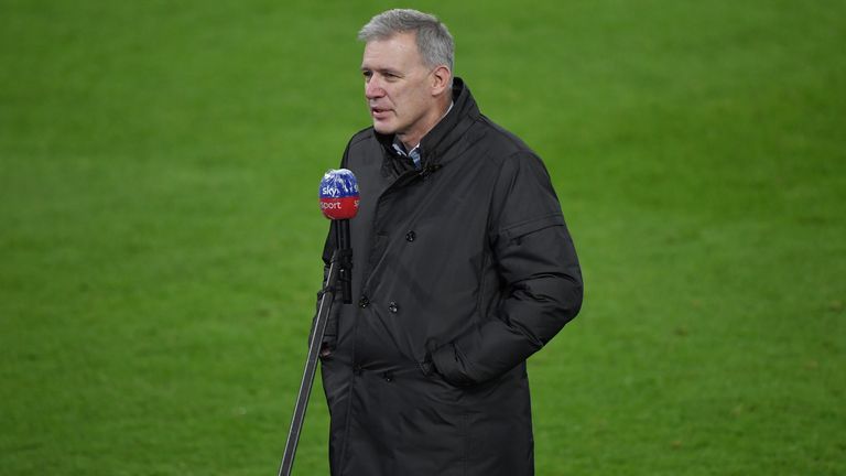 Aufsichtsratschef Jens Buchta (Foto) erfährt es "beim Tanken". Schalke verliert am Abend 0:3 gegen Gladbach und hat mittlerweile 13 Punkte Rückstand.