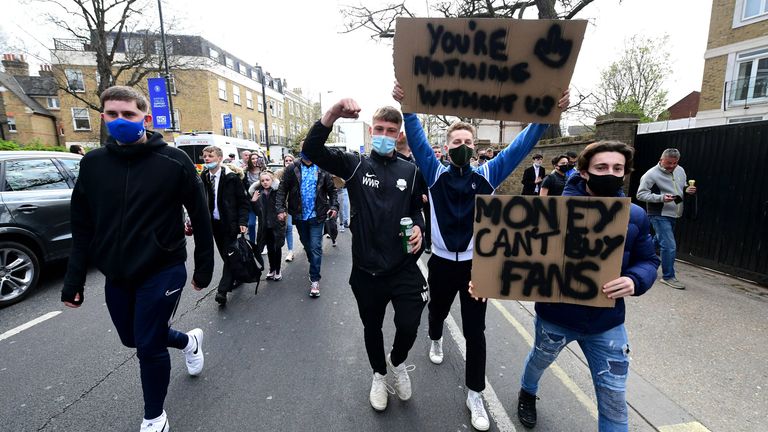 "No Super League" ist das Motto der Proteste einiger Chelsea-Fans bei einer gemeinsamen Aktion am Dienstagnachmittag.