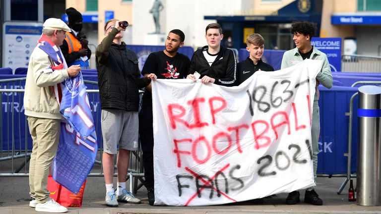 Chelsea-Fans trafen sich vor dem Premier-League-Spiel gegen Brighton & Hove Albion am Dienstag zu Protesten gegen die geplante Schaffung einer Super League.