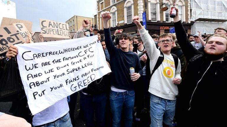 "No Super League" ist das Motto der Proteste einiger Chelsea-Fans bei einer gemeinsamen Aktion am Dienstagnachmittag.