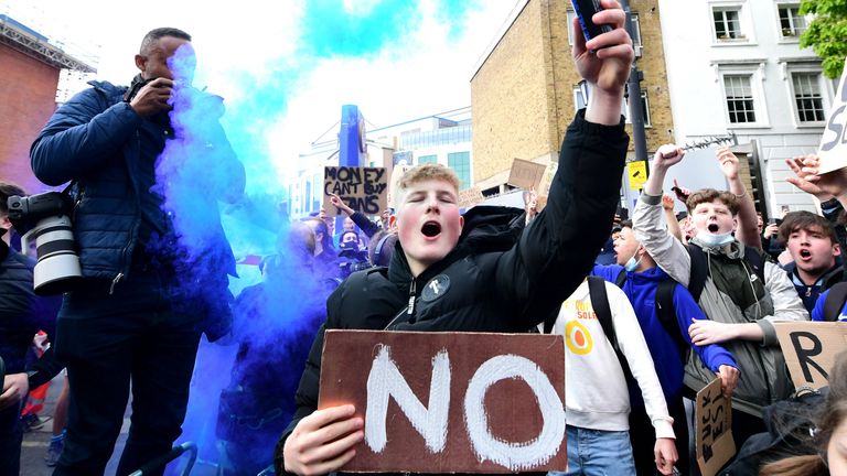 Chelsea-Fans trafen sich vor dem Premier-League-Spiel gegen Brighton & Hove Albion am Dienstag zu Protesten gegen die geplante Schaffung einer Super League.