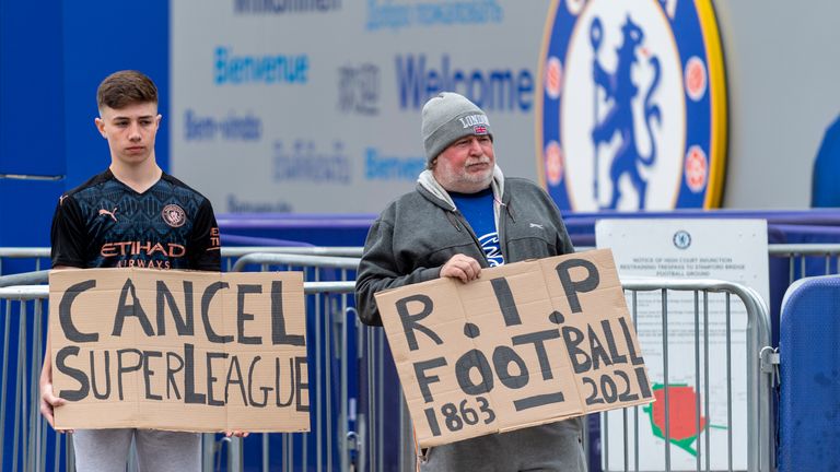 Chelsea-Fans protestierten am Dienstag gegen die neu geplante Super League. Auch Fans anderer Vereine protestierten.