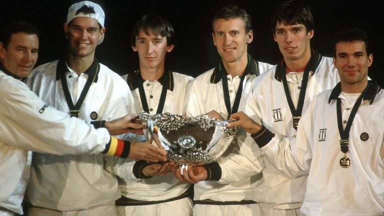 Deutschland gewinnt 1993 den Davis Cup. Neben Stich (2.v.r.) gehört u.a. auch der heutige Sky Experte Patrik Kühnen (3.v.r.) zum Team von Trainer Niki Pilic (l.).