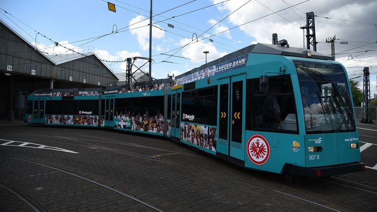 Platz 4: Eintracht Frankfurt (15 von 21 Punkten). Alle Einwegkunststoffe wurden an allen Standorten des Vereins verbannt. Eine klimaneutrale Straßenbahn mit Ökostrom transportiert Fans zu den Spielen. 