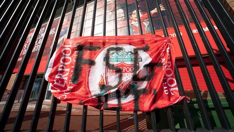 Liverpool-Fans haben Fahnen des Vereins mit der Abkürzung "FSG" für "Fenways Super Greed" an der Anfield Road aufgehangen.