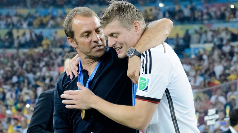 Hansi Flick (l.) und Toni Kroos (r.) kennen sich aus der deutschen Nationalmannschaft.