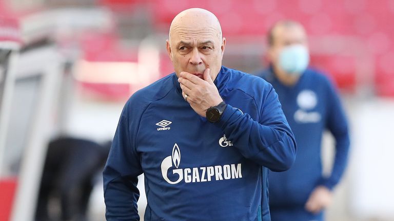 27. Dezember 2020: Schneider zaubert den Fußball-Rentner Christian Gross als vierten Trainer der Saison aus dem Hut. Der Schweizer fällt vor allem dadurch auf, dass er Spielernamen nicht kennt.