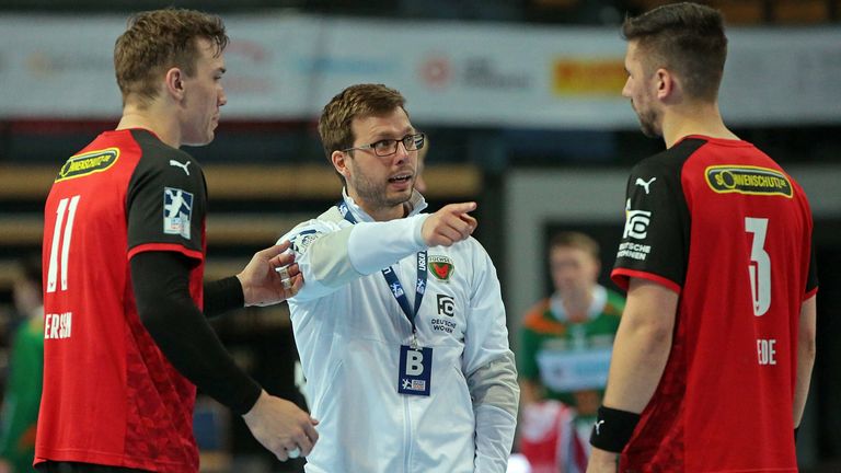 Jaron Siewert (M.), Trainer der Füchse Berlin, ist der jüngste Coach der Handball-Bundesliga.