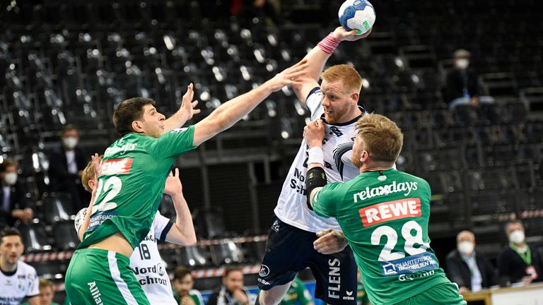Jim Gottfridsson (M.) setzt sich mit der SG Flensburg-Handewitt gegen den SC DHfK Leipzig mit 29:23 (13:8) durch.