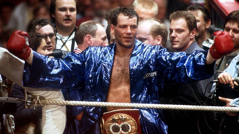 Henry Maske wird 1993 zum ersten Mal IBF-Weltmeister im Halbschwergewicht.