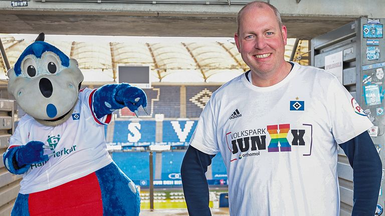 Der HSV würdigt mit seinem Sondertrikot das zehnjährige Jubiläum des schwul-bi-lesbischen Fanclubs "Volksparkjunxx". (Quelle: www.twitter.com/HSV)