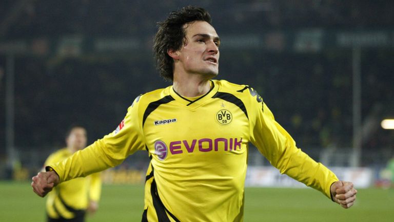 MATS HUMMELS: Wird 2014 Weltmeister, zwei Jahre später verlässt er den BVB für 35 Millionen Euro und wechselt zum FC Bayern. 2019 folgt die Rückkehr zum BVB, wo er bis heute der Abwehrchef ist.