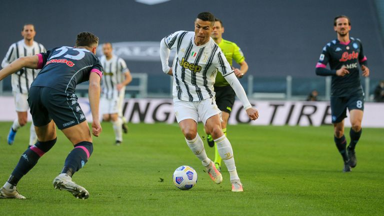 Cristian Ronaldo bringt Juventus gegen Neapel in Front und leitet so den Sieg ein. 