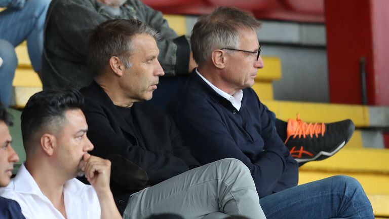 Sonstige Veränderungen: Peter Knäbel übernahm im März bei S04 den Posten des Sportvorstands. Jochen Schneider und Michael Reschke (r., vormals Technischer Leiter) mussten den Verein verlassen.