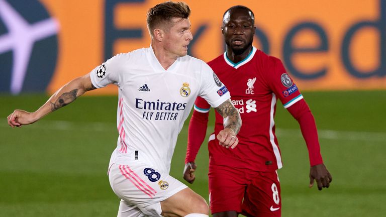 Toni Kroos (l.) zeigt für Real Madrid in der CL gegen Liverpool eine starke Leistung.