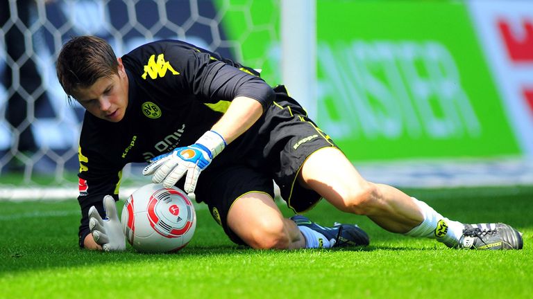 MITCH LANGERAK: Jahrelang ist er eine zuverlässige Nummer zwei, 2015 zieht es ihn dann zum VfB Stuttgart. 2017 geht es weiter nach Levante, ehe er ein halbes Jahr später nach Japan zu Nagoya Grampus wechselt. Dort steht er immer noch unter Vertrag.