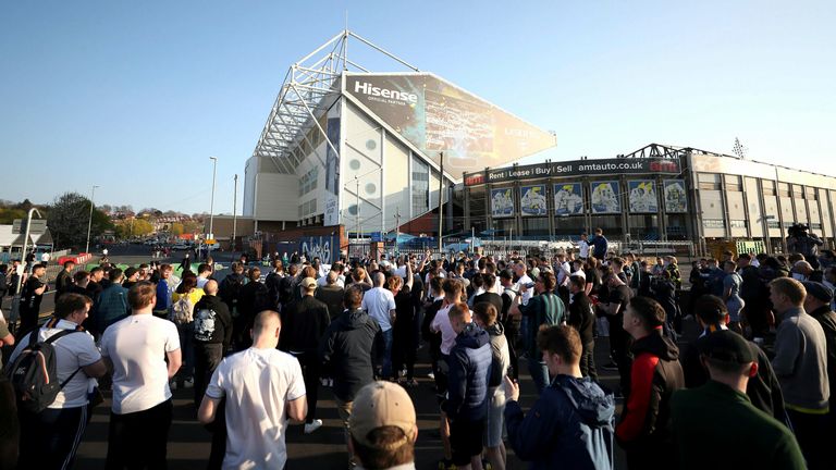 Vor der Premier-League-Partie zwischen Leeds und Liverpool haben sich Fans beider Lager vor dem Stadion getroffen um gemeinsam zu protestieren.