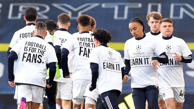 Die Spieler von Leeds United solidarisierten sich mit den verärgerten Fans und trugen vor dem Spiel gegen Liverpool ein Shirt mit der Aufschrift "Football is for the Fans".