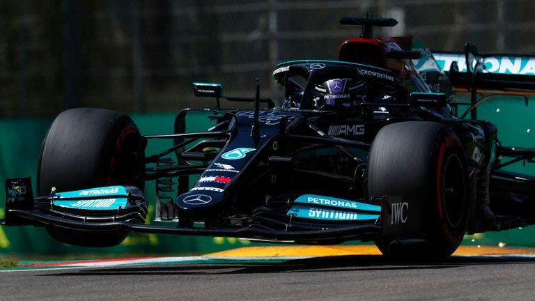 Lewis Hamilton sichert sich in Imola die Pole Position. 
