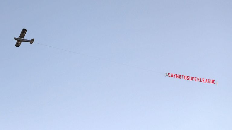 Über der Anfield Road flog am Vormittag ein Flugzeug, dass ein Banner mit der Aufschrift "#SAYNOTOSUPERLEAGUE" hinter sich her zog.