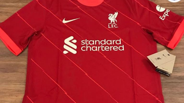 So sieht das neue Heimtrikot des FC Liverpool aus. Es ist im traditionellen rot gehalten und hat mehrere Diagonalstreifen. Die Ärmel und der runde Kragen sind heller als der Rest des Jerseys. (Quelle: footyheadlines.com)