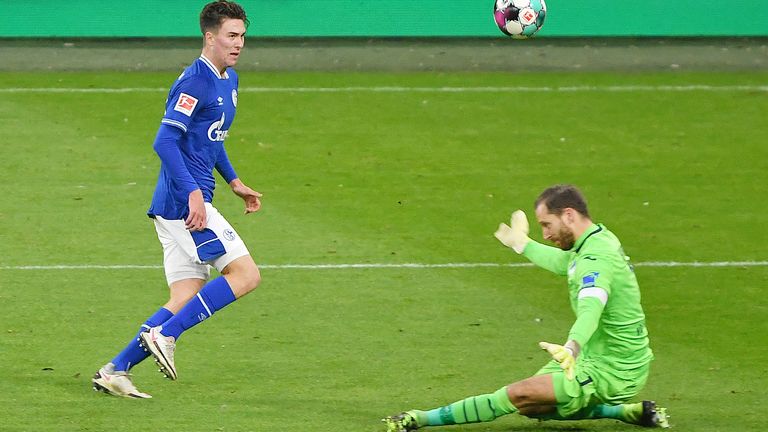 Matthew Hoppe (FC Schalke 04): Er traf fünf Mal in dieser Saison. Am 15. Spieltag traf er im Alter von 19 Jahren drei Mal gegen Hoffenheim. Mittlerweile ist er 20 Jahre alt.