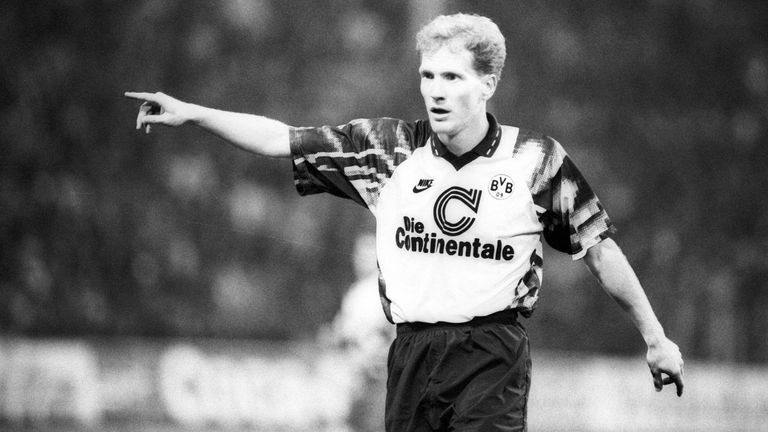 Matthias Sammer trifft am 30. April 1993 bei Borussia Dortmunds 3:0-Sieg gegen den FC Saarbrücken zweimal. Den dritten Treffer erzielt Michael Zorc.