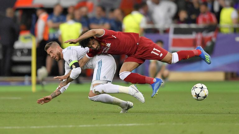 Hier ist es passiert: Mo Salah (r.) verletzt sich im Duell mit Sergio Ramos an der Schulter. 