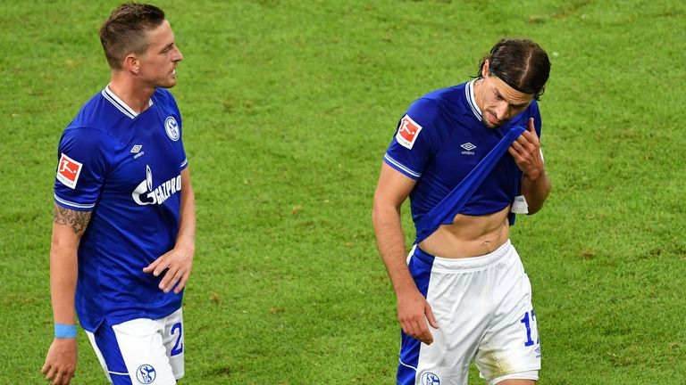 Bastian Oczipka (l.) und Benjamin Stambouli (r.) besitzen beim FC Schalke 04 keine gültigen Arbeitspapiere für die 2. Liga.