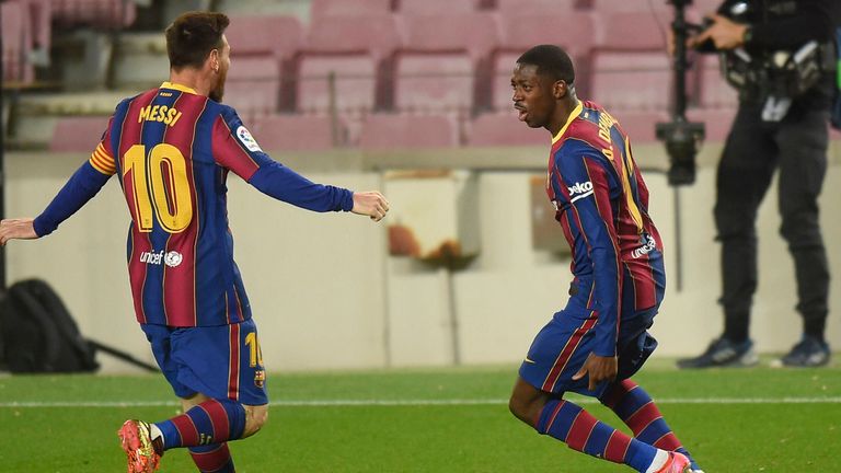 Ousmane Dembele (r.) lässt Lionel Messi und den FC Barcelona gegen Real Valladolid jubeln. 