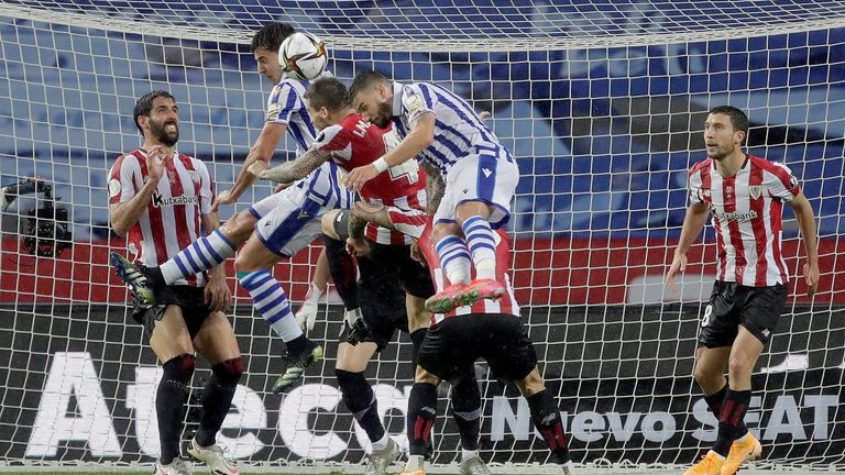 Athletic Bilbao (rot-weiße Trikots) verliert das Pokalfinale gegen Real Sociedad. 