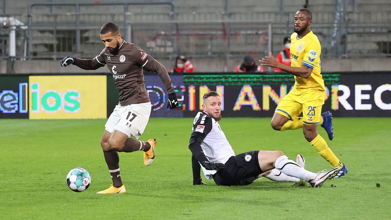 Der FC St. Pauli um Daniel-Kofi Kyereh (l.) siegt gegen Eintracht Braunschweig und baut den Vorsprung auf die Abstiegsränge damit auf neun Zähler aus. 