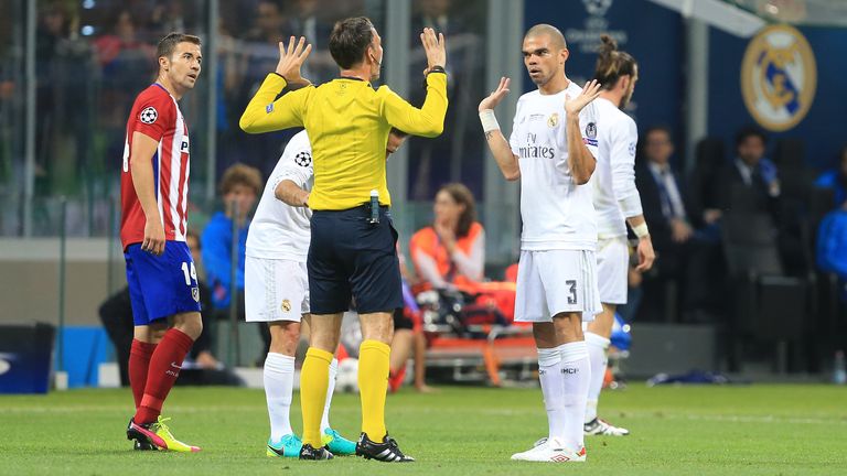 Pepe und Clattenburg in einer gestenreichen Diskussion.