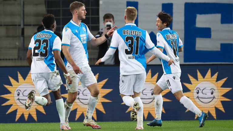 Arminia Bielefeld schießt Schalke 04 in die zweite Bundesliga.